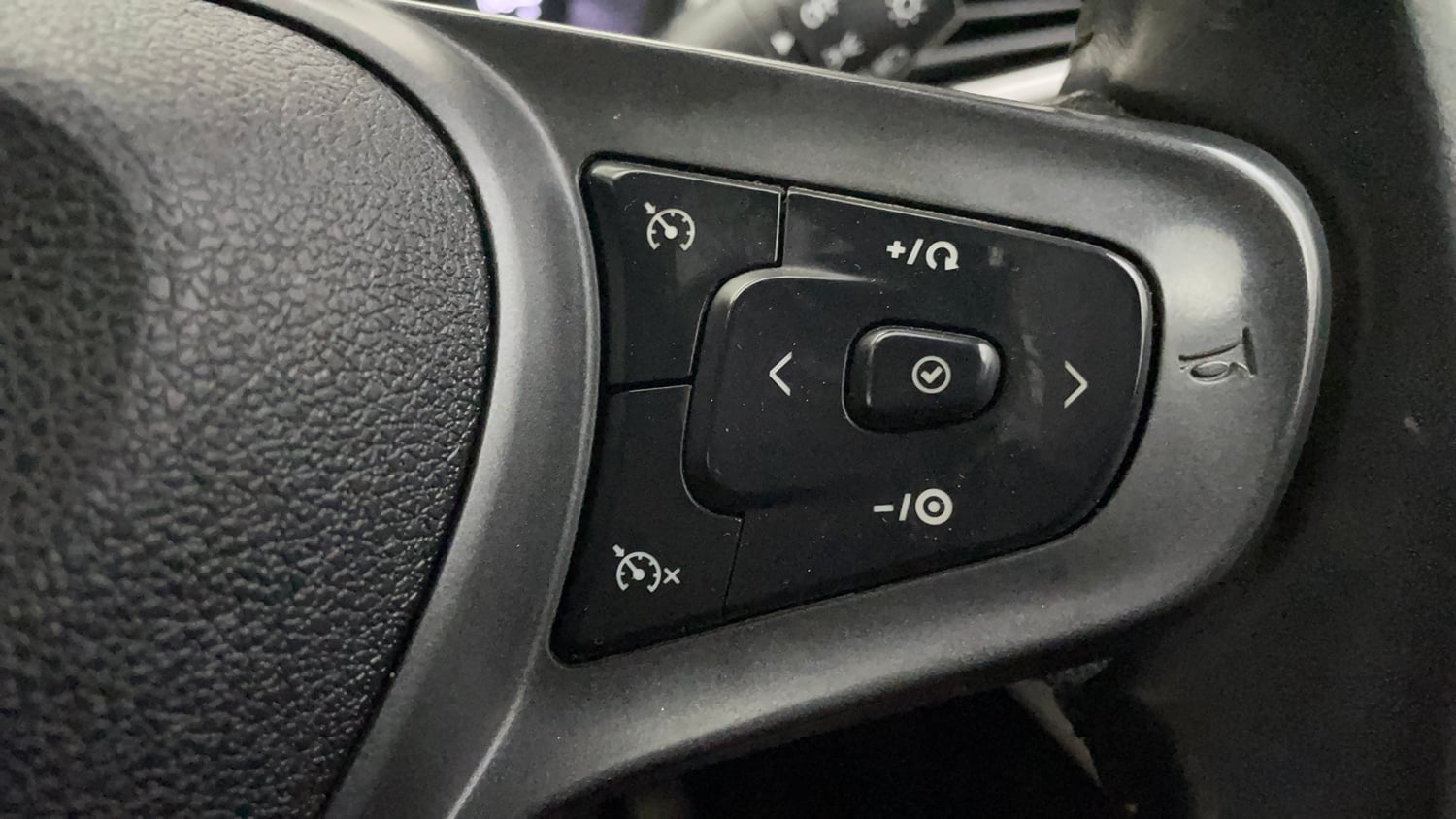 Used 2023 Tata Altroz XZ Plus (S) Petrol Manual top_features Cruise control