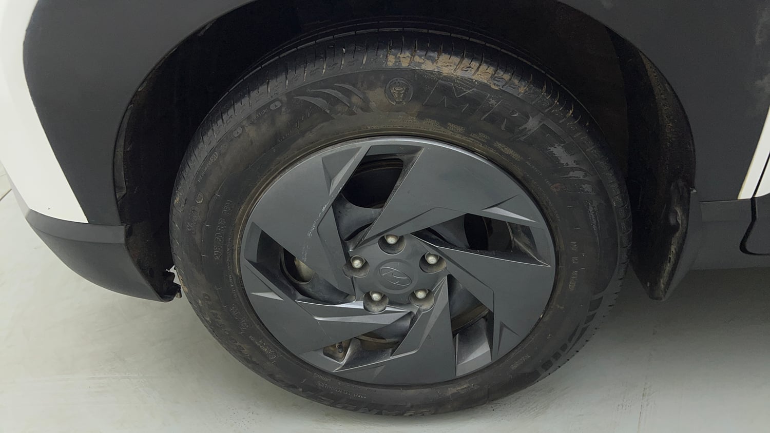 Used 2026 Hyundai Venue 1.0 Turbo Petrol DCT HX6 Petrol Automatic tyres LEFT FRONT TYRE RIM VIEW