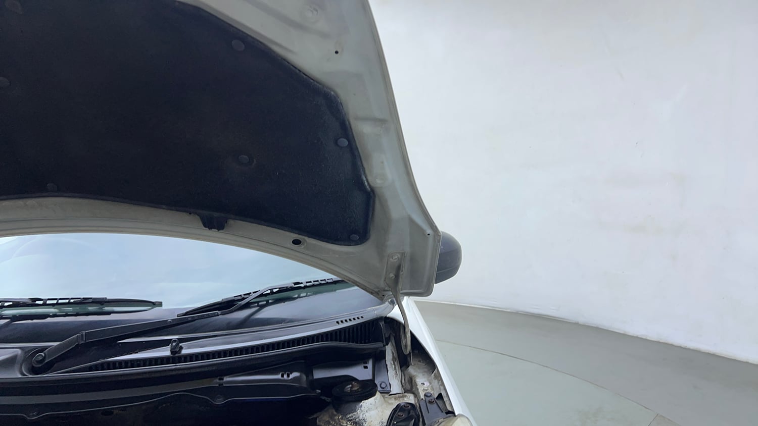 Used 2013 Maruti Suzuki Swift LXi Petrol Manual engine ENGINE LEFT SIDE HINGE & APRON VIEW