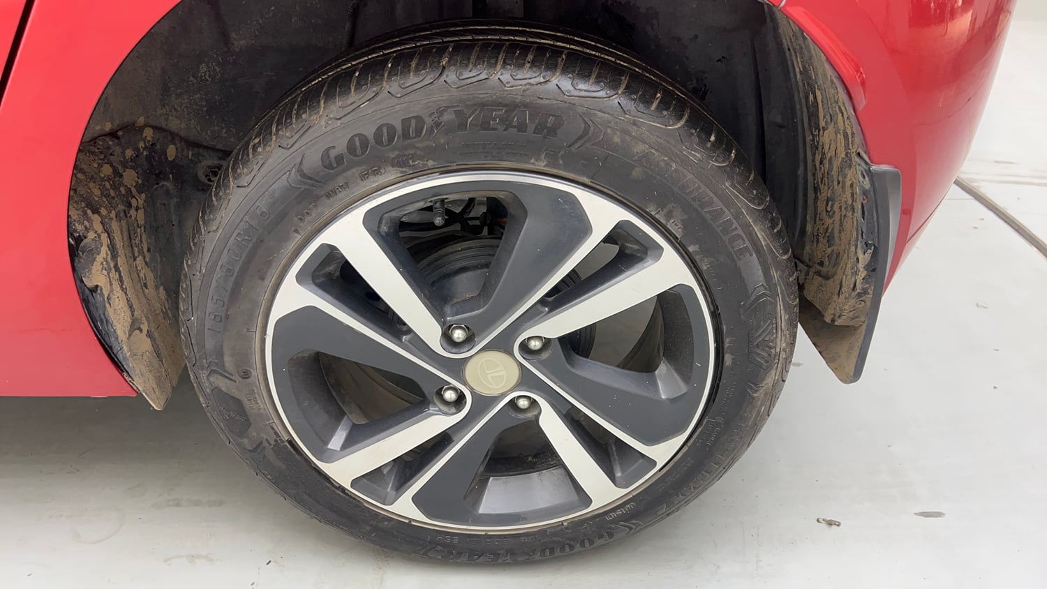 Used 2023 Tata Altroz XZA Petrol Petrol Automatic tyres LEFT REAR TYRE RIM VIEW