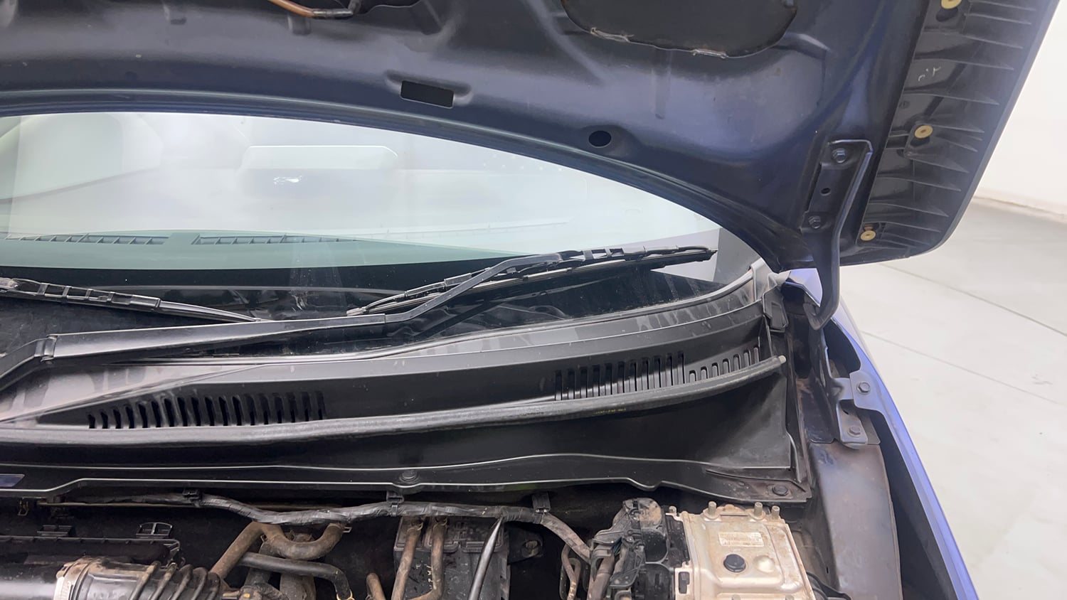 Used 2017 Maruti Suzuki Ignis Alpha 1.2 MT Petrol Manual engine ENGINE LEFT SIDE HINGE & APRON VIEW