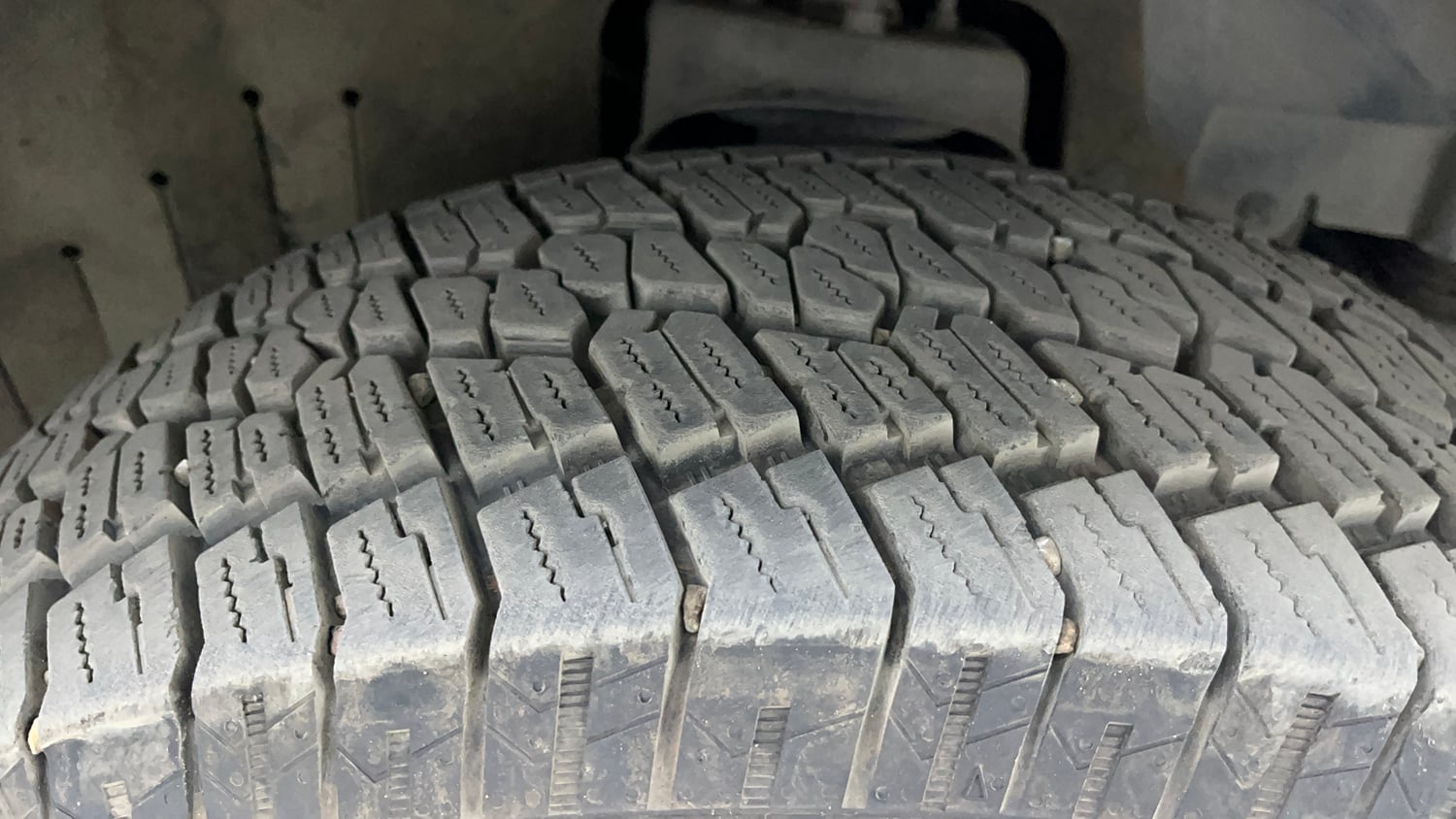Used 2022 mahindra Thar LX Hard Top Petrol AT 4WD Petrol Automatic tyres RIGHT FRONT TYRE TREAD VIEW