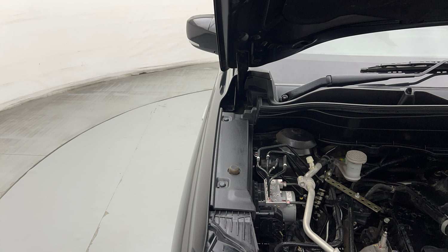 Used 2025 Maruti Suzuki Grand Vitara Zeta Smart Hybrid Petrol Manual engine ENGINE RIGHT SIDE HINGE & APRON VIEW
