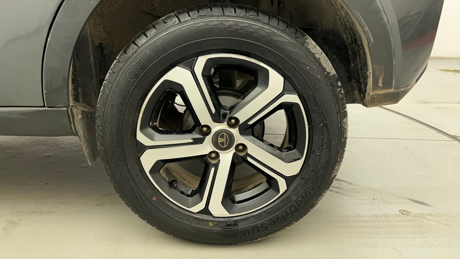 Used 2022 Tata Nexon XZA Plus Diesel Diesel Automatic tyres LEFT REAR TYRE RIM VIEW