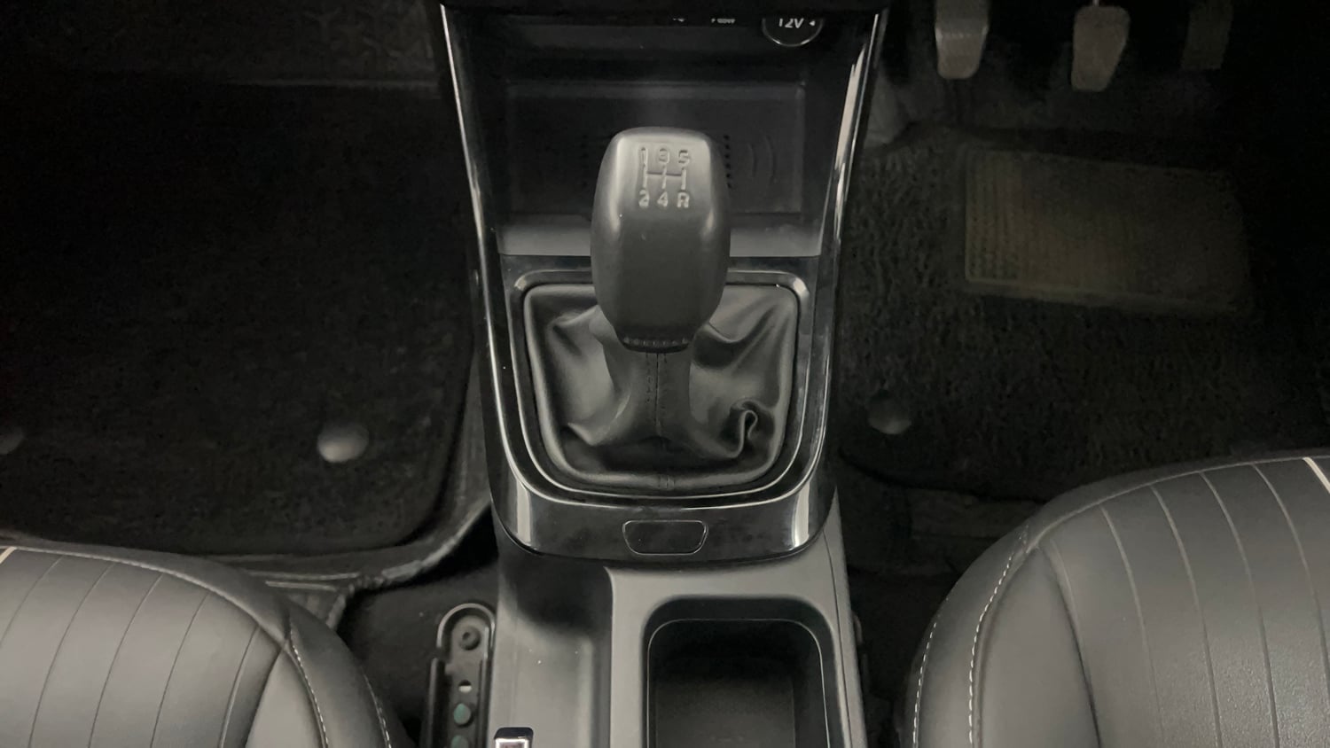 Used 2025 Tata Altroz Accomplished S CNG 5MT Cng Manual interior GEAR  KNOB VIEW