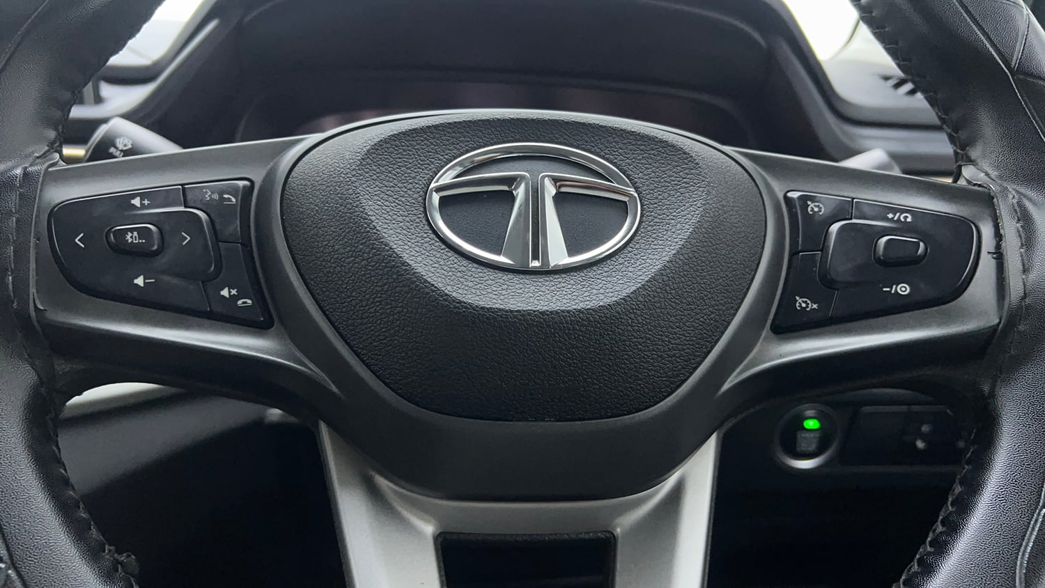 Used 2023 Tata Punch Accomplished MT Petrol Manual top_features Airbags