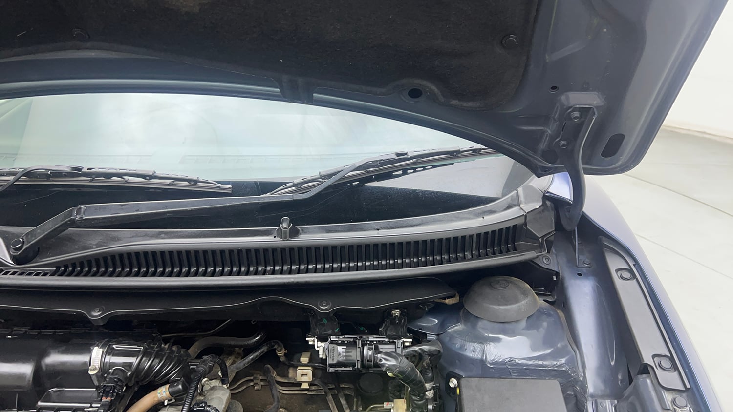Used 2021 Maruti Suzuki Baleno Zeta Petrol Manual engine ENGINE LEFT SIDE HINGE & APRON VIEW