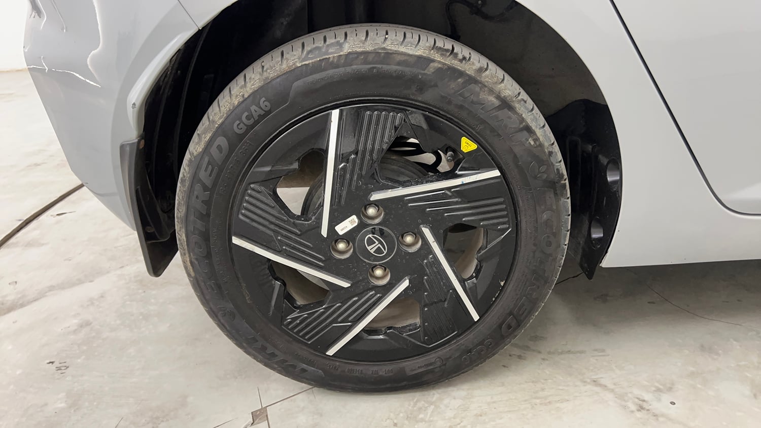 Used 2025 Tata Altroz Accomplished S CNG 5MT Cng Manual tyres RIGHT REAR TYRE RIM VIEW