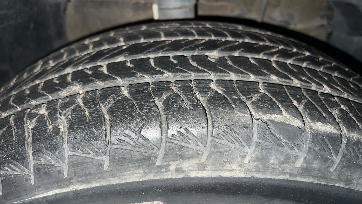 Used 2023 Maruti Suzuki Grand Vitara Zeta Smart Hybrid AT Petrol Automatic tyres RIGHT FRONT TYRE TREAD VIEW