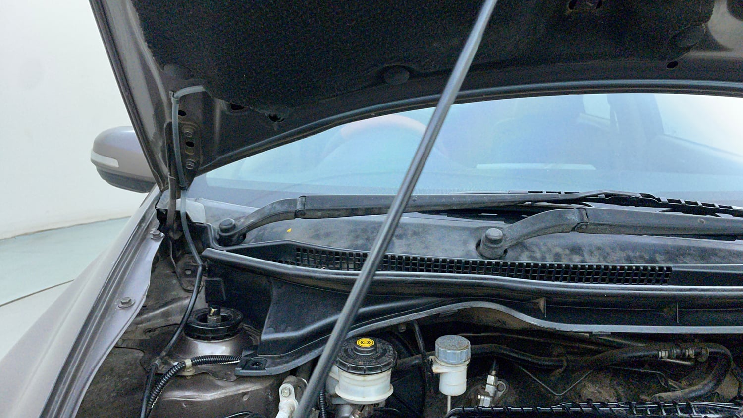 Used 2013 Honda City 1.5 V MT Petrol Manual engine ENGINE RIGHT SIDE HINGE & APRON VIEW