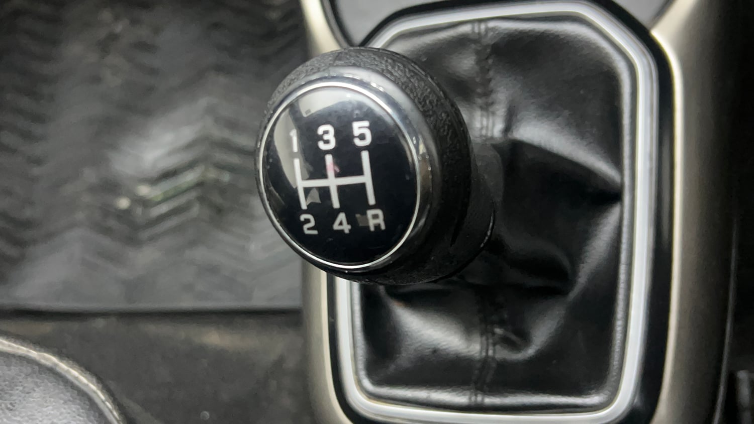 Used 2017 Maruti Suzuki Ignis Alpha 1.2 MT Petrol Manual interior GEAR  KNOB VIEW