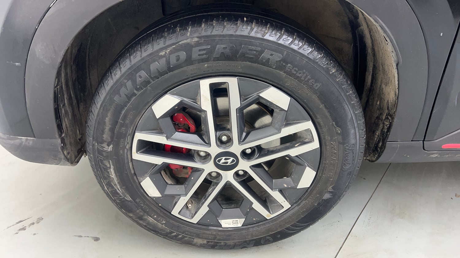 Used 2024 Hyundai Venue SX (O) 1.0 Turbo DCT Petrol Automatic tyres LEFT FRONT TYRE RIM VIEW