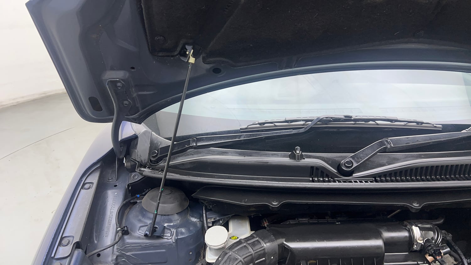 Used 2021 Maruti Suzuki Baleno Zeta Petrol Manual engine ENGINE RIGHT SIDE HINGE & APRON VIEW