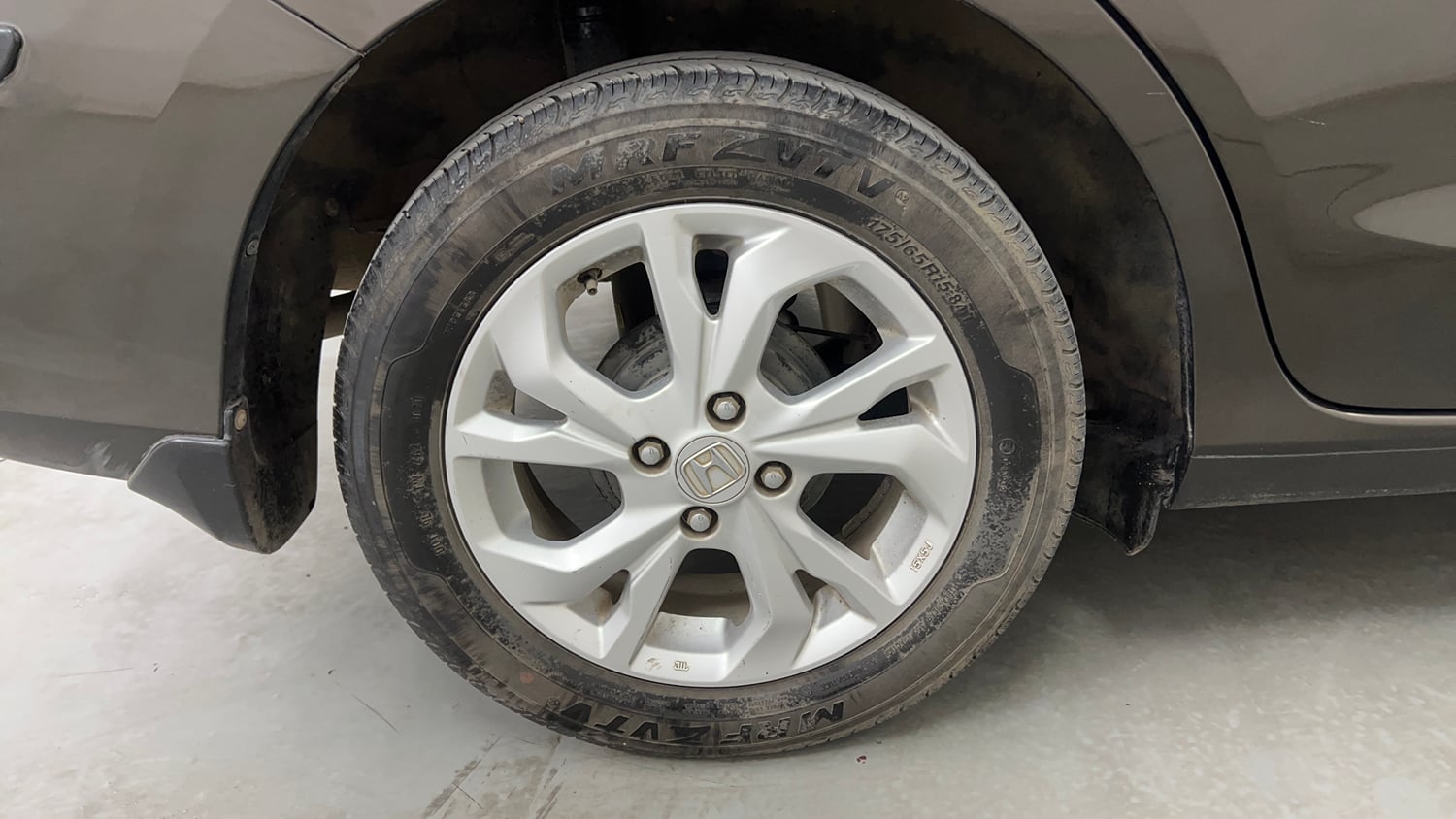 Used 2020 Honda Amaze 1.2 VX CVT Petrol Petrol Automatic tyres RIGHT REAR TYRE RIM VIEW