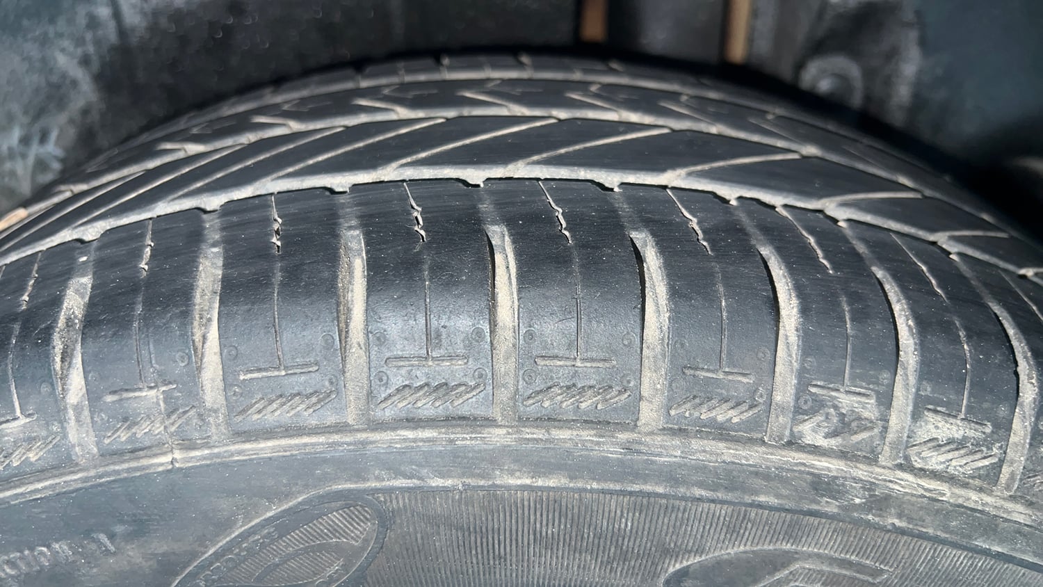 Used 2015 Maruti Suzuki Ertiga Vxi Petrol Manual tyres LEFT REAR TYRE TREAD VIEW