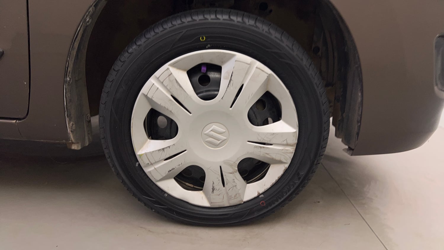 Used 2015 Maruti Suzuki Wagon R VXI Petrol Manual tyres RIGHT FRONT TYRE RIM VIEW