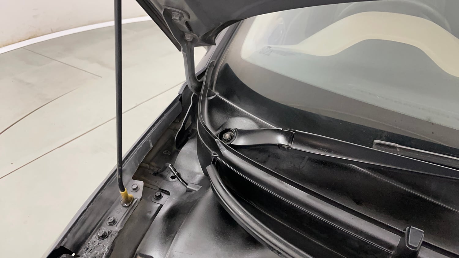 Used 2017 Hyundai Elite i20 Sportz 1.2 Petrol Manual engine ENGINE RIGHT SIDE HINGE & APRON VIEW