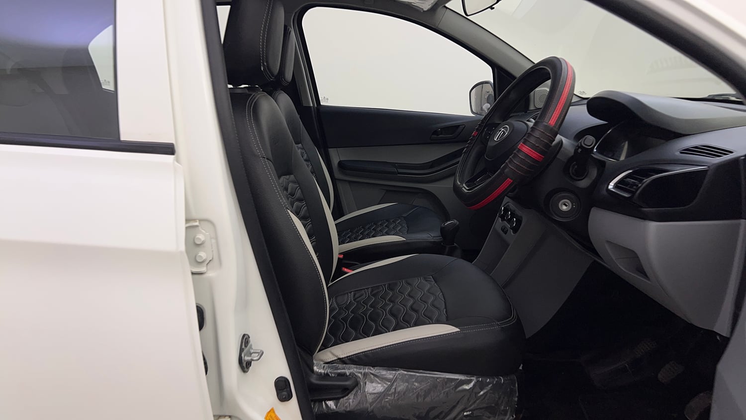 Used 2021 Tata Tiago XT Petrol Manual interior RIGHT SIDE FRONT DOOR CABIN VIEW
