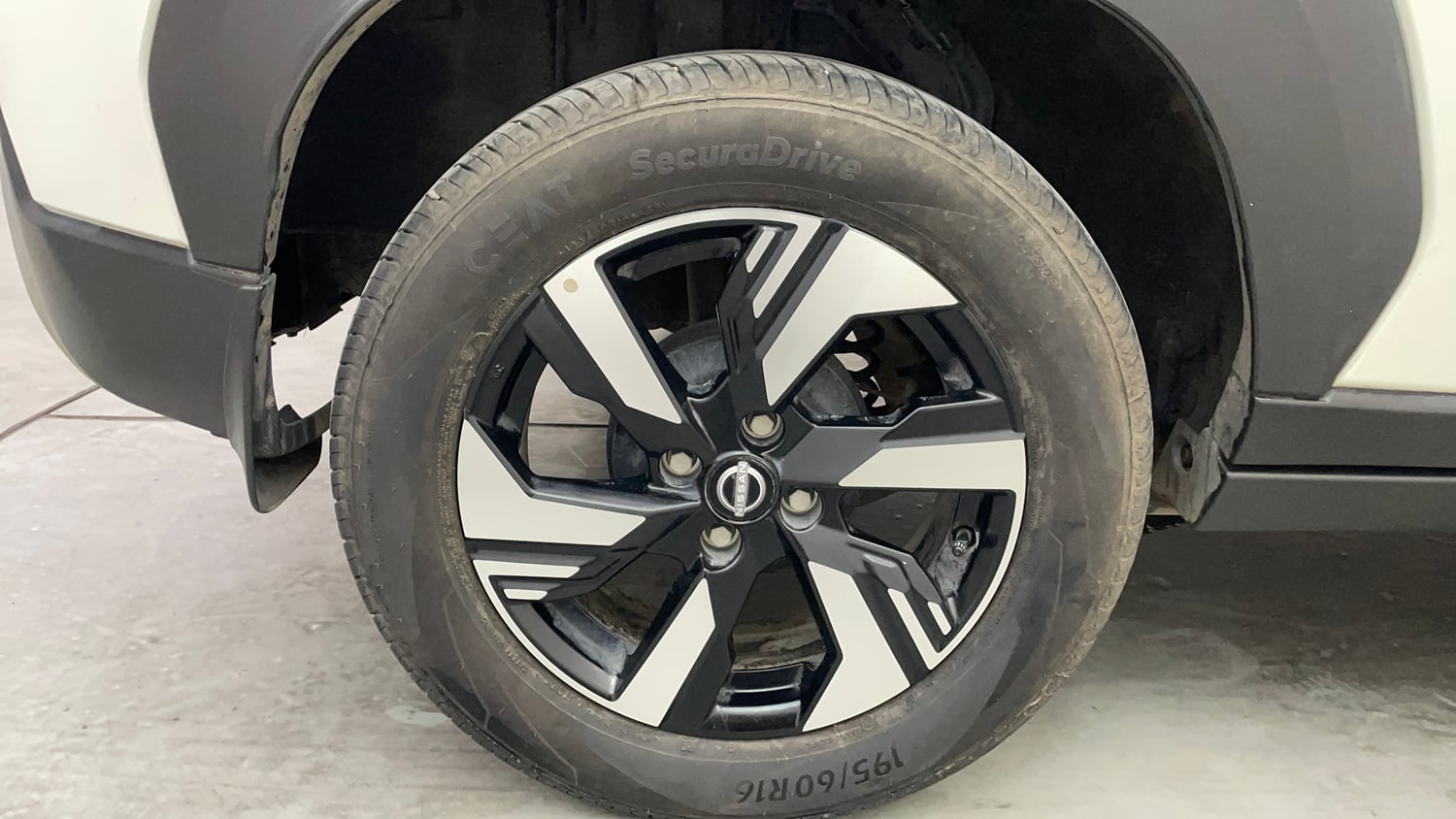 Used 2025 Nissan Magnite N-Connecta HRAO 1.0 Turbo Petrol CVT Petrol Automatic tyres RIGHT REAR TYRE RIM VIEW