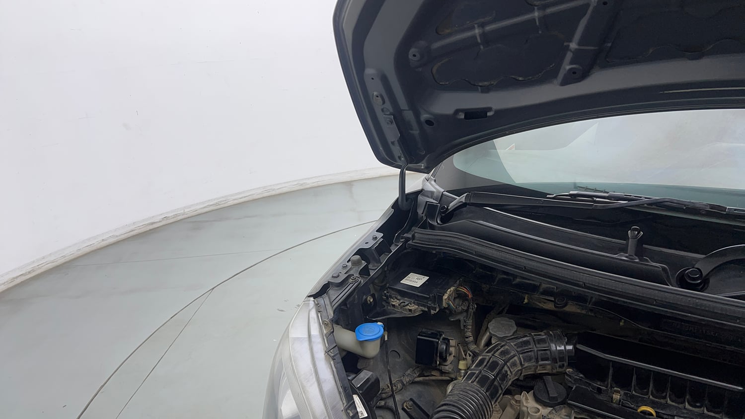 Used 2019 Maruti Suzuki Wagon R LXi (O) 1.0 CNG Cng Manual engine ENGINE RIGHT SIDE HINGE & APRON VIEW