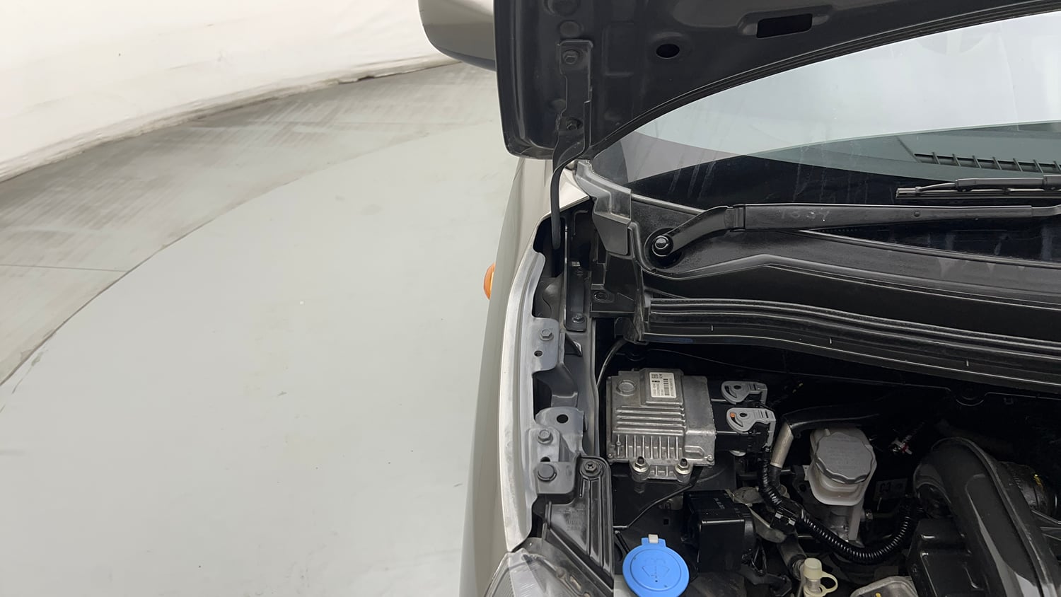 Used 2024 Maruti Suzuki Wagon R VXI 1.0 CNG Cng Manual engine ENGINE RIGHT SIDE HINGE & APRON VIEW