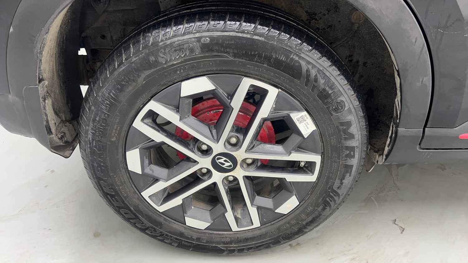Used 2024 Hyundai Venue SX (O) 1.0 Turbo DCT Petrol Automatic tyres RIGHT REAR TYRE RIM VIEW