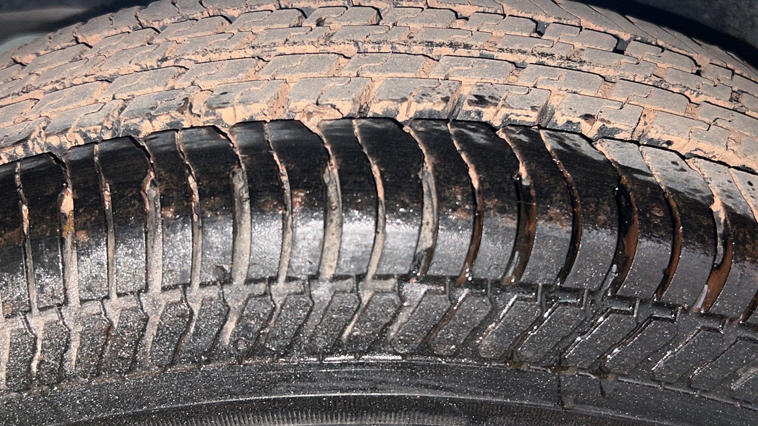 Used 2017 Maruti Suzuki Swift Lxi (O) Petrol Manual tyres RIGHT REAR TYRE TREAD VIEW