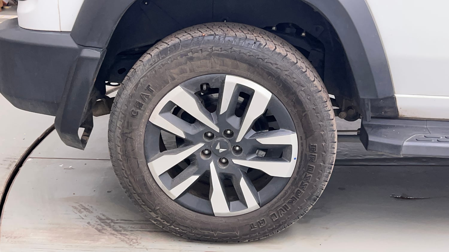 Used 2025 Mahindra Thar Roxx AX7 L Diesel AT 4WD Diesel Automatic tyres RIGHT REAR TYRE RIM VIEW