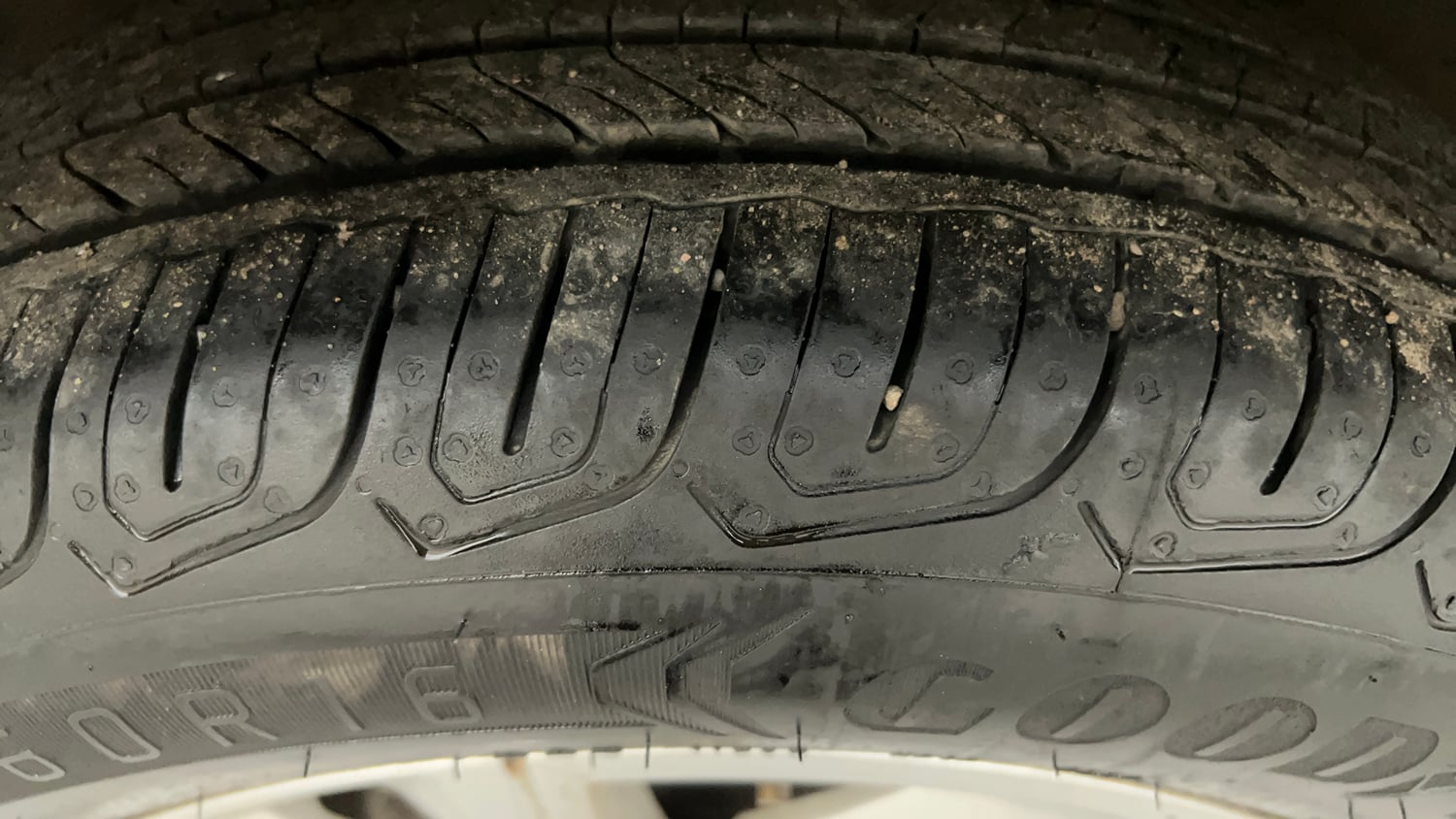 Used 2022 Volkswagen Taigun Highline 1.0 TSI AT Petrol Automatic tyres RIGHT REAR TYRE TREAD VIEW