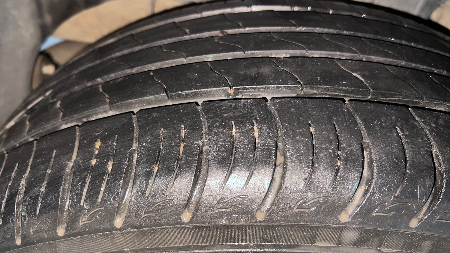 Used 2021 Mahindra XUV 300 1.5 W8 (O) Diesel Manual tyres RIGHT REAR TYRE TREAD VIEW