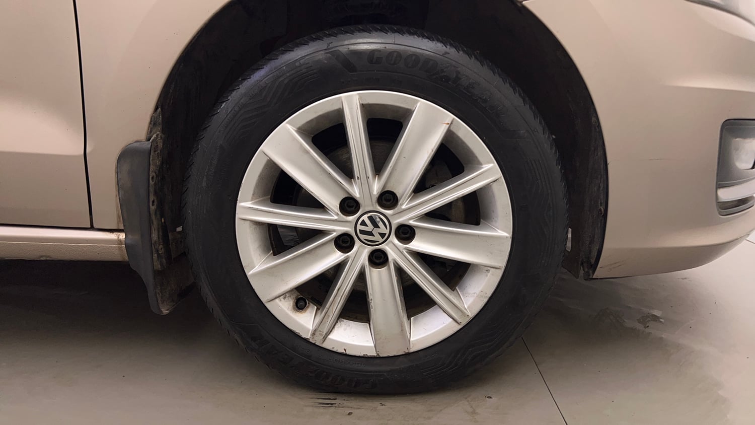 Used 2016 Volkswagen Vento Highline 1.2 (P) AT Petrol Automatic tyres RIGHT FRONT TYRE RIM VIEW