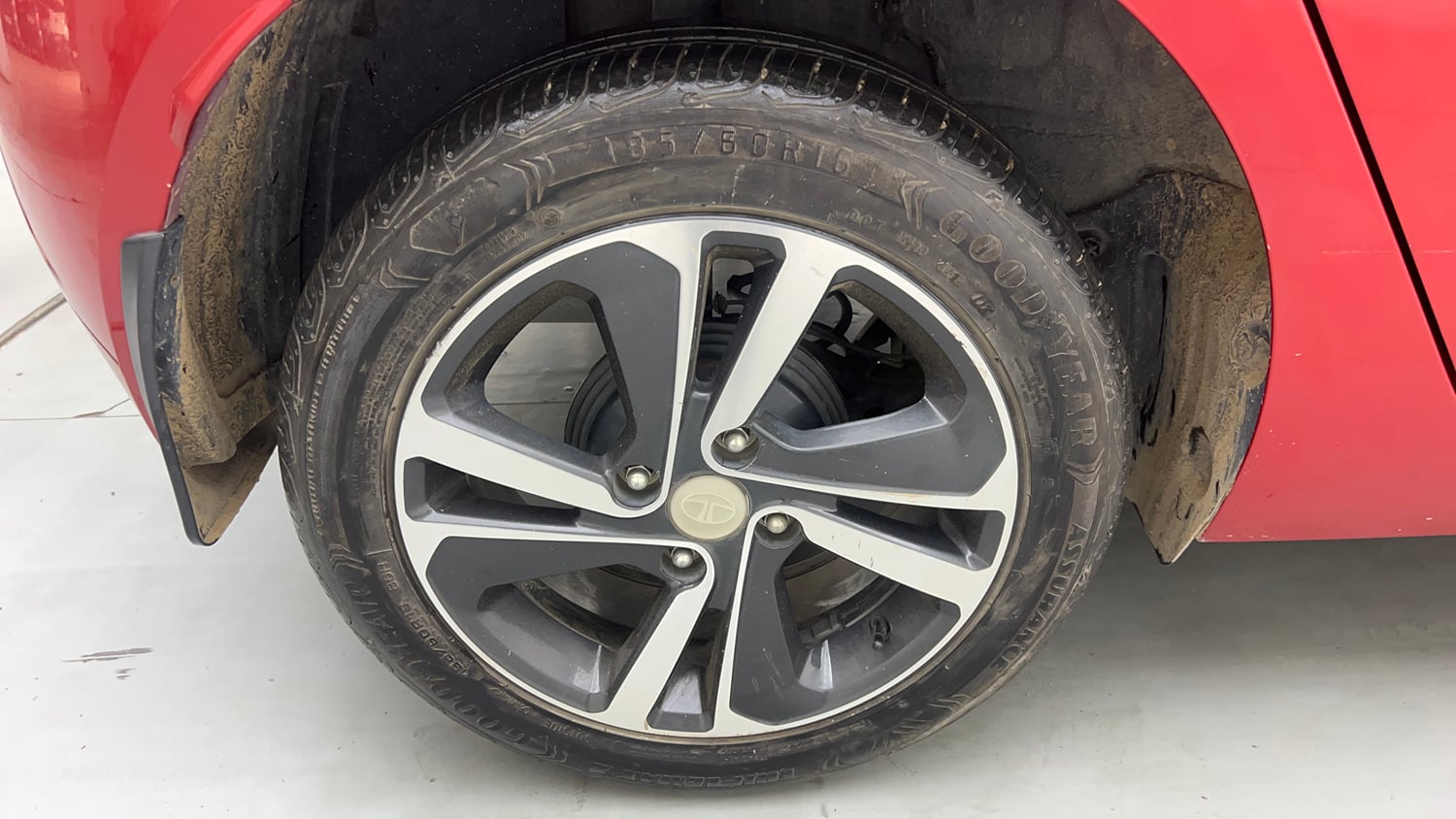 Used 2023 Tata Altroz XZA Petrol Petrol Automatic tyres RIGHT REAR TYRE RIM VIEW