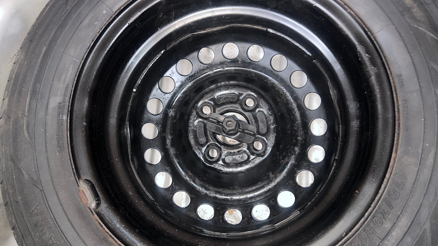 Used 2013 Honda Brio S MT Petrol Manual tyres SPARE TYRE VIEW