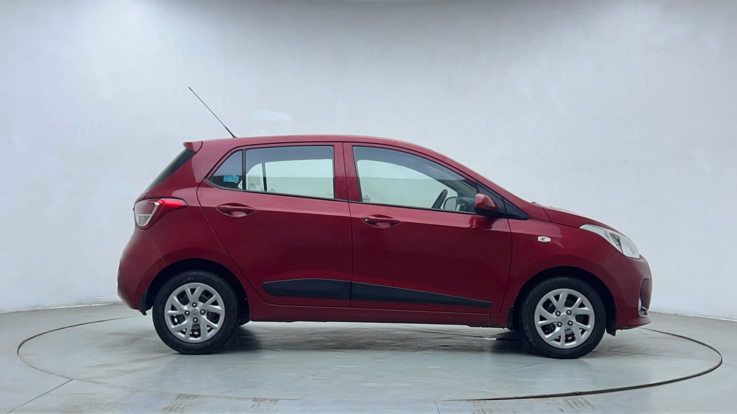 Used 2018 Hyundai Grand i10 Sportz 1.2 Kappa VTVT Petrol Manual exterior RIGHT SIDE VIEW