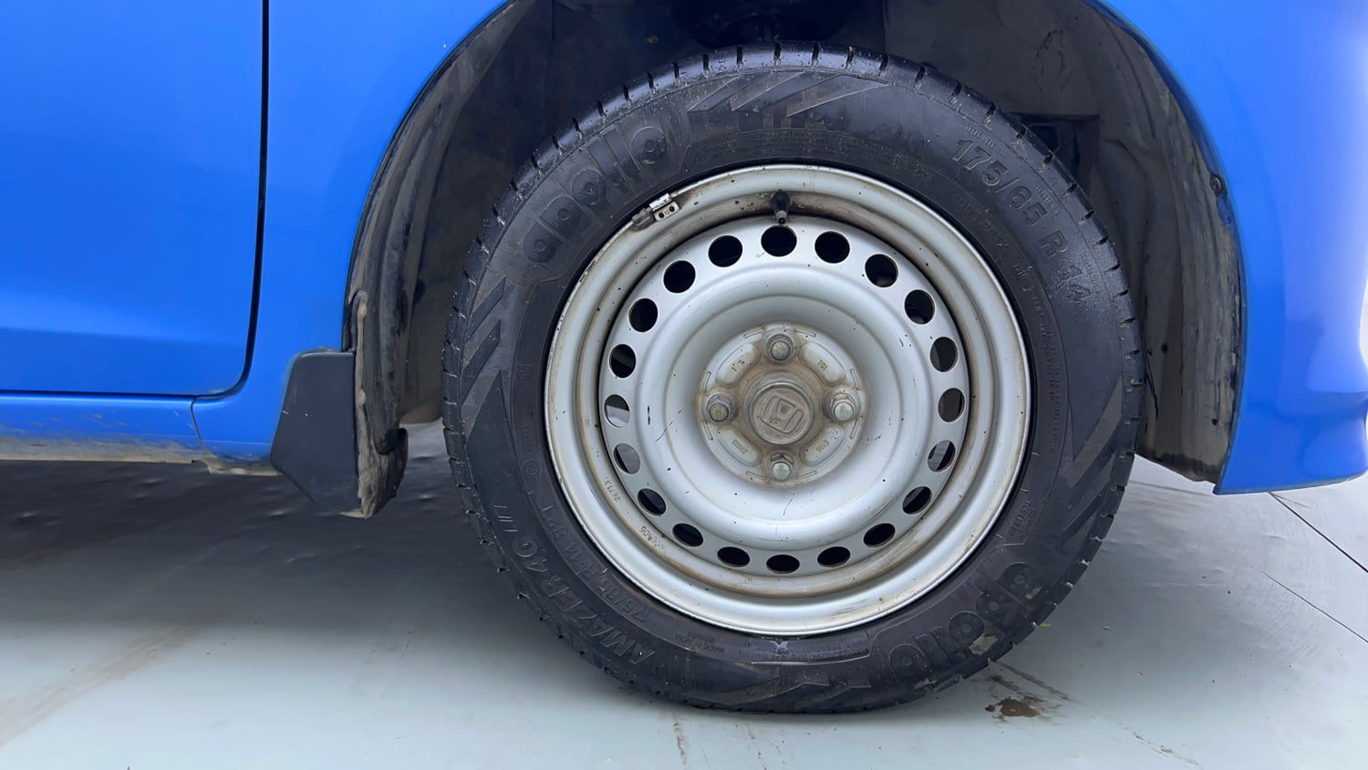 Used 2014 Honda Brio EX MT Petrol Manual tyres RIGHT FRONT TYRE RIM VIEW