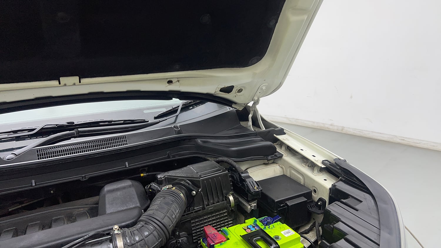 Used 2021 Mahindra XUV 300 1.5 W8 (O) Diesel Manual engine ENGINE LEFT SIDE HINGE & APRON VIEW
