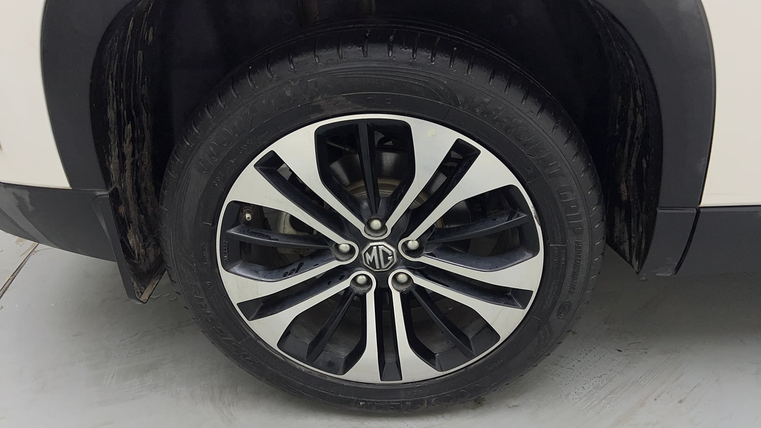 Used 2023 MG Motors Hector 1.5 Sharp CVT Dual Tone Petrol Automatic tyres RIGHT REAR TYRE RIM VIEW