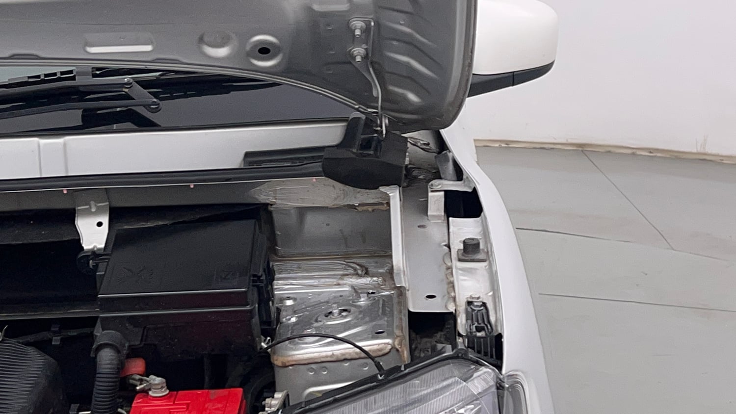 Used 2022 Renault Kwid CLIMBER 1.0 AMT (O) Petrol Automatic engine ENGINE LEFT SIDE HINGE & APRON VIEW