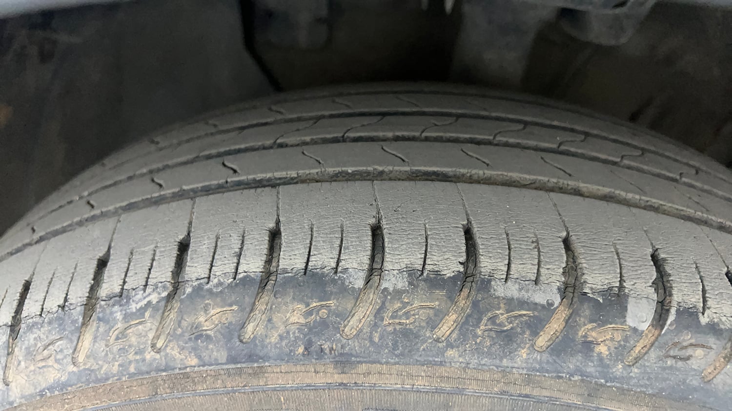 Used 2022 Kia Carens Prestige Plus 1.4 Petrol MT 7 STR Petrol Manual tyres LEFT FRONT TYRE TREAD VIEW