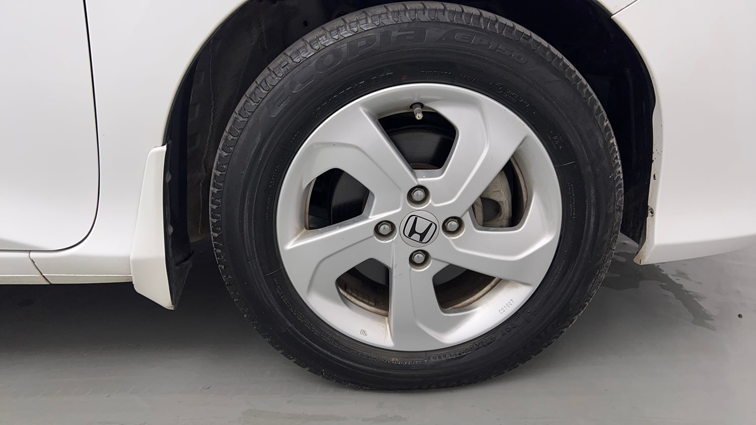 Used 2016 Honda City V Petrol Manual tyres RIGHT FRONT TYRE RIM VIEW