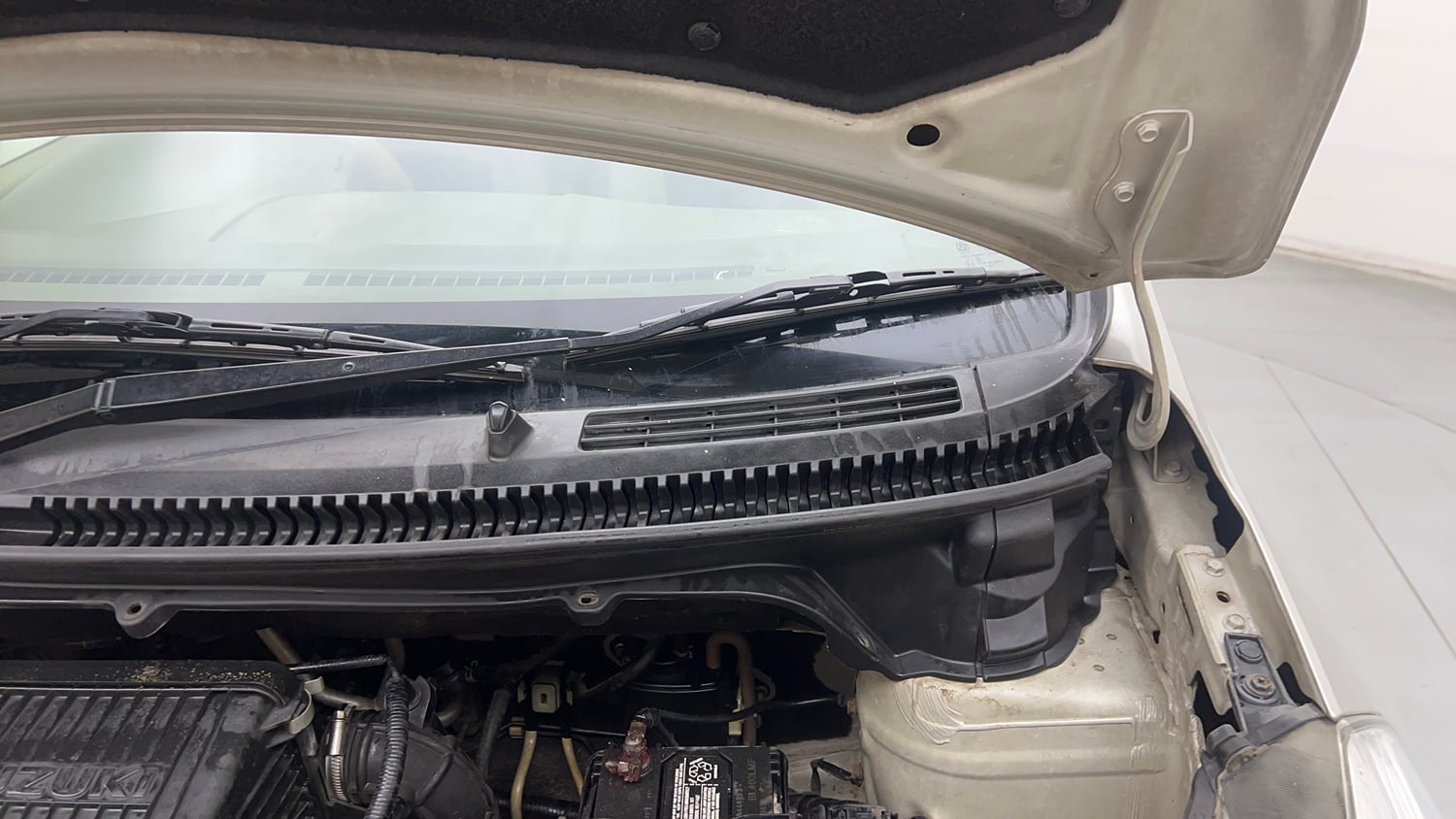 Used 2015 Maruti Suzuki Ertiga Vxi Petrol Manual engine ENGINE LEFT SIDE HINGE & APRON VIEW