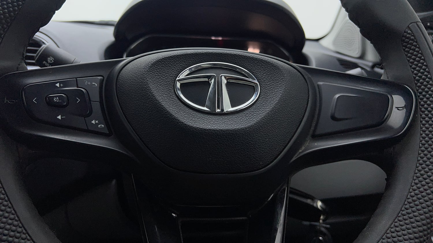 Used 2022 Tata Tiago XT Petrol Manual top_features Steering mounted controls