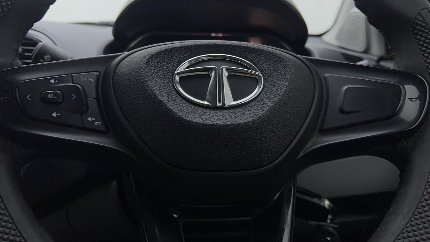 Used 2022 Tata Tiago XT Petrol Manual top_features Airbags