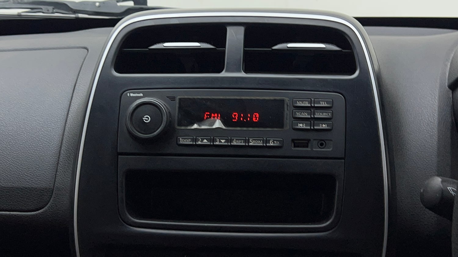 Used 2018 Renault Kwid RXL Petrol Manual top_features Integrated (in-dash) music system