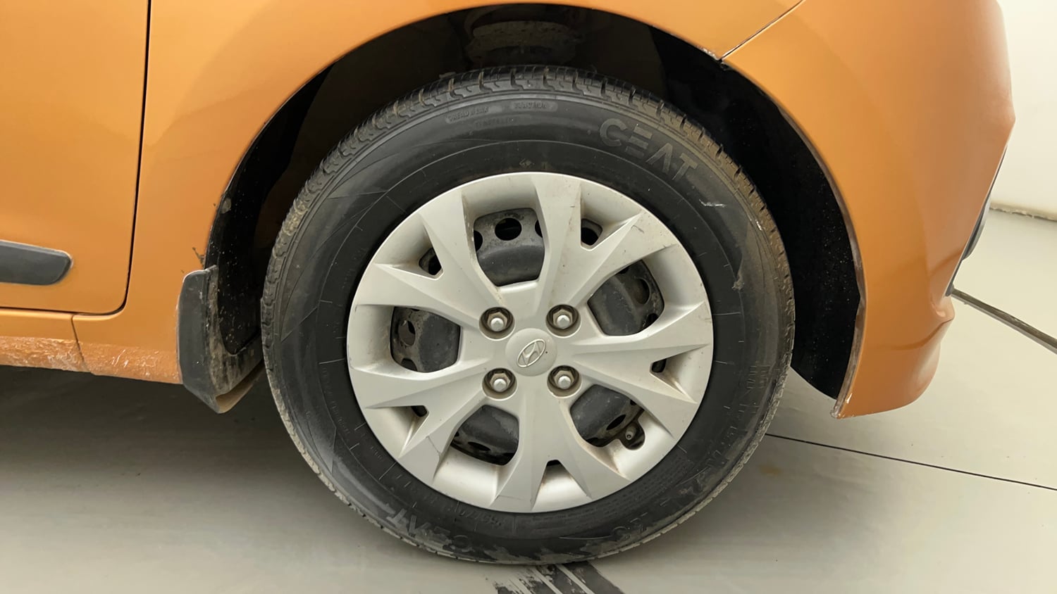 Used 2015 Hyundai Grand i10 Sportz 1.2 Kappa VTVT Petrol Manual tyres RIGHT FRONT TYRE RIM VIEW