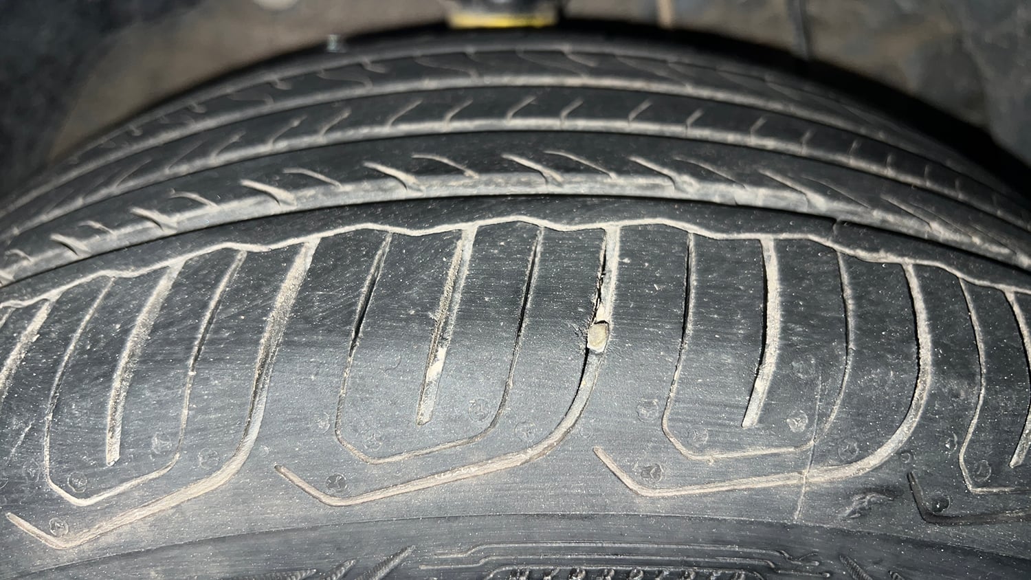Used 2024 Mahindra XUV 3XO AX7L 1.2 Petrol AT Petrol Automatic tyres RIGHT FRONT TYRE TREAD VIEW