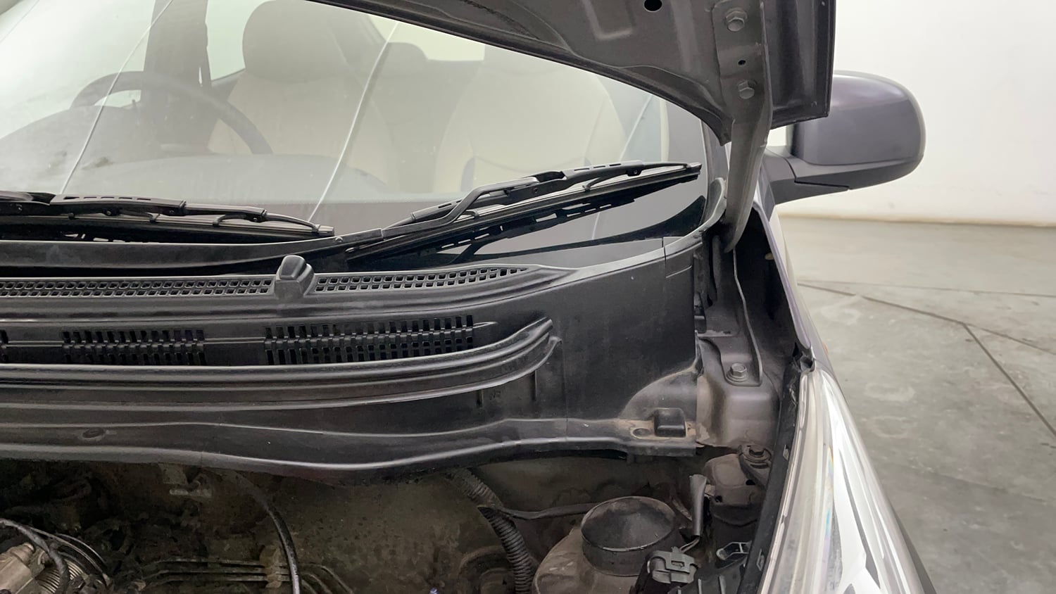 Used 2018 Hyundai Eon Sportz Petrol Manual engine ENGINE LEFT SIDE HINGE & APRON VIEW