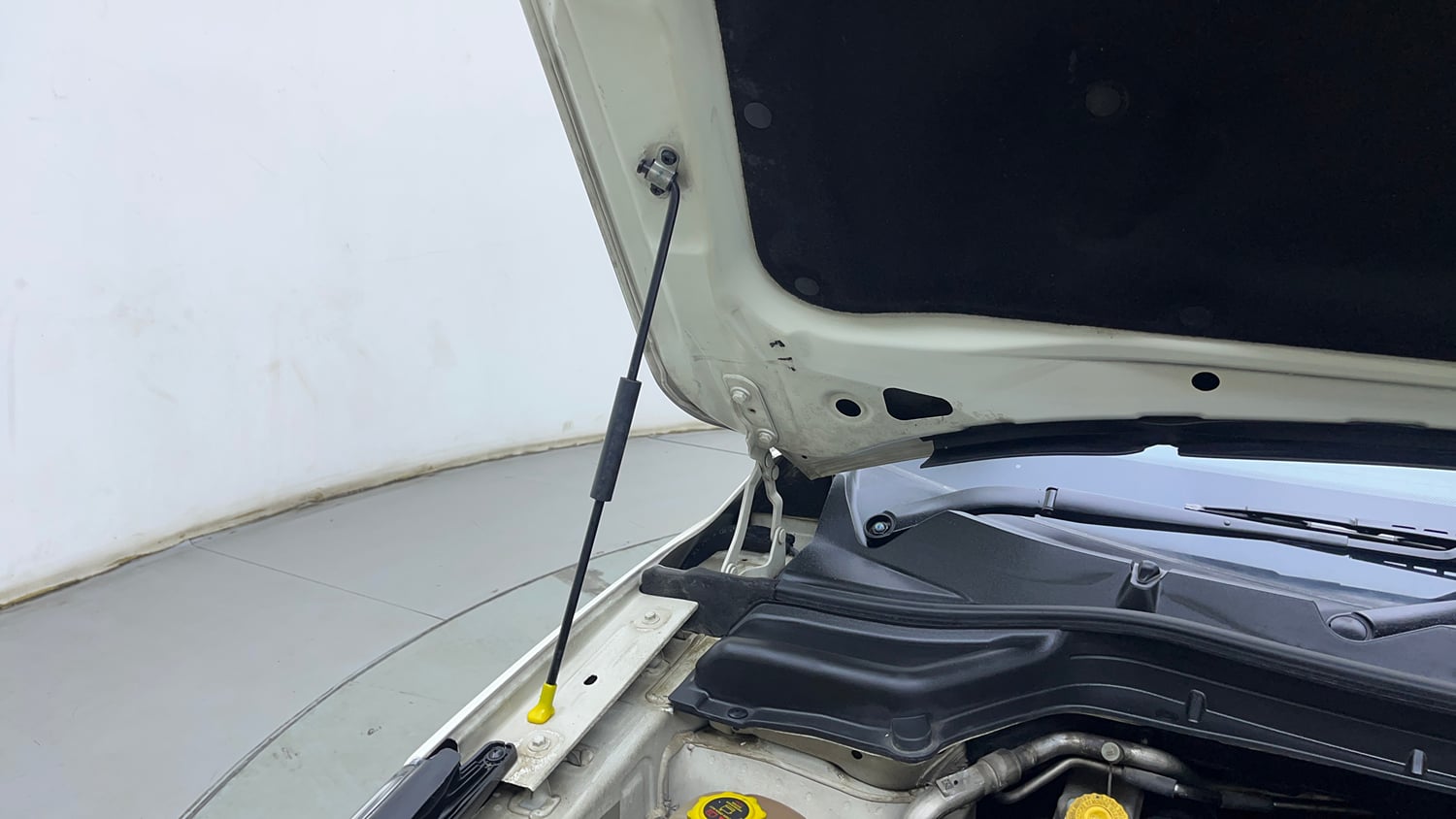 Used 2021 Mahindra XUV 300 W8 (O) 1.5 Diesel AMT Diesel Automatic engine ENGINE RIGHT SIDE HINGE & APRON VIEW