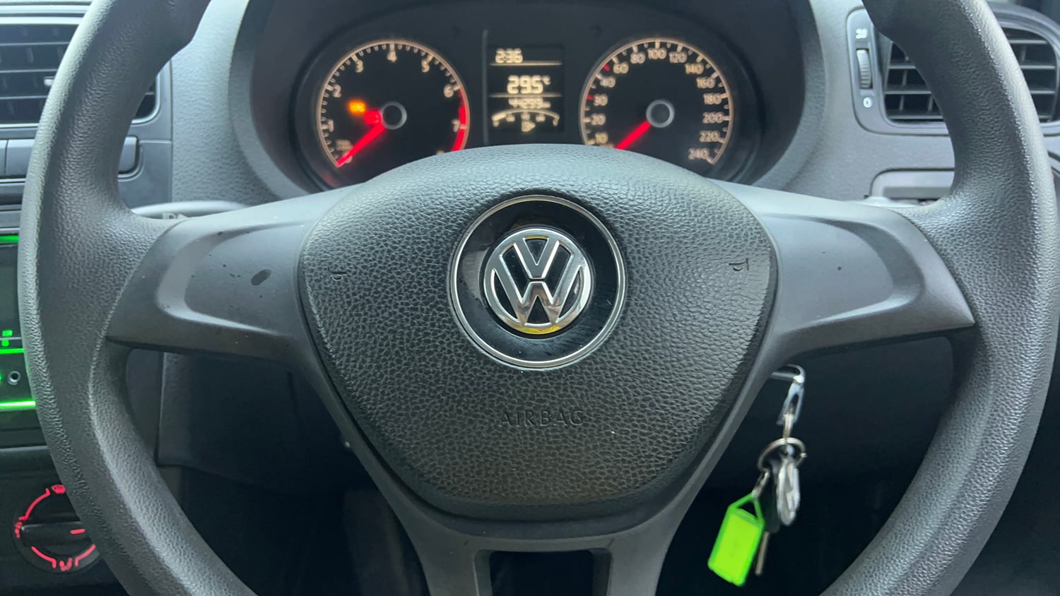 Used 2017 Volkswagen Ameo Trendline 1.2L (P) Petrol Manual top_features Airbags
