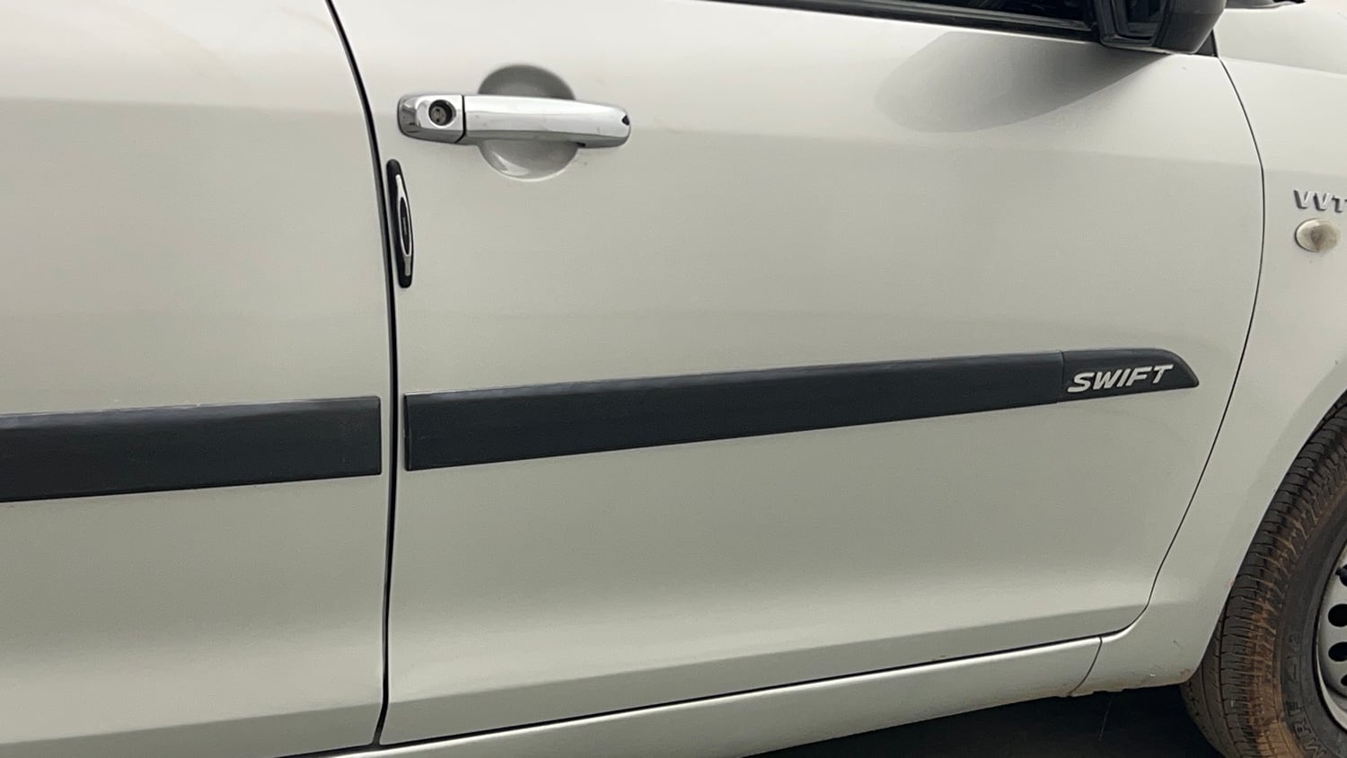 Used 2017 Maruti Suzuki Swift Lxi (O) Petrol Manual dents MINOR DENT